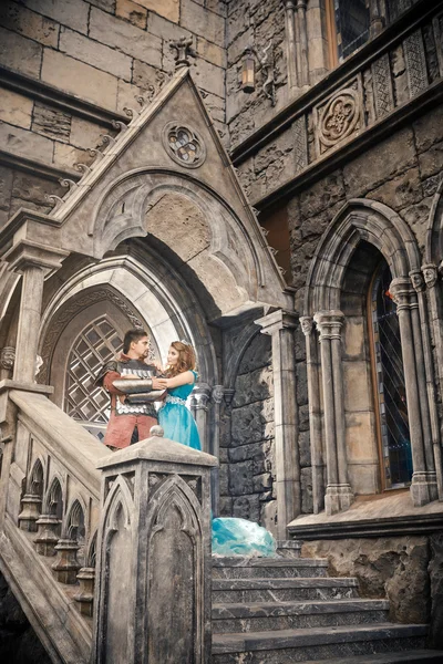 Cavaleiro medieval com sua amada senhora . — Fotografia de Stock