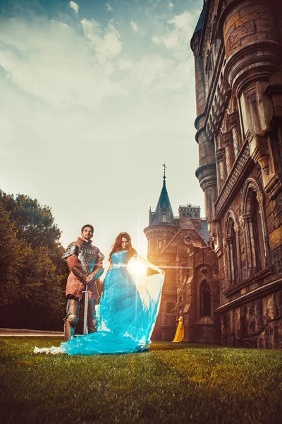 Medieval knight with his beloved lady. — Stock Photo, Image