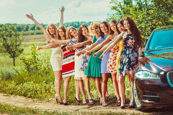 Tłum autostopowiczów pięknych kobiet — Zdjęcie stockowe
