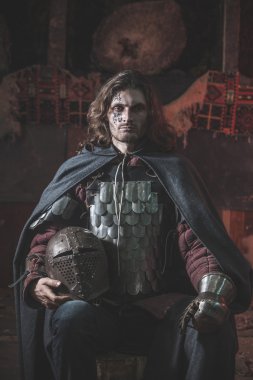 Uzun saçlı Ortaçağ Şövalyesi zırh