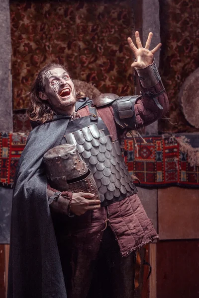 Длинноволосый средневековый рыцарь в доспехах со шлемом . — стоковое фото