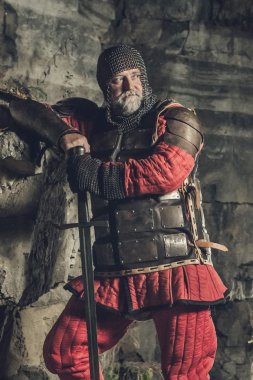 Zırh kılıç ile eski ortaçağ Kral
