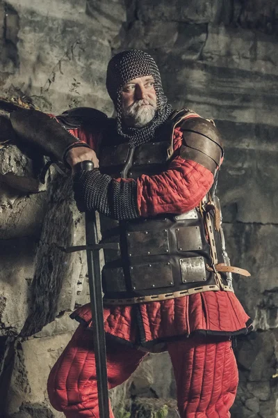 Старий середньовічний король в обладунках з мечем — стокове фото