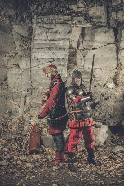 Gamla riddare med svärd och hans väpnare — Stockfoto