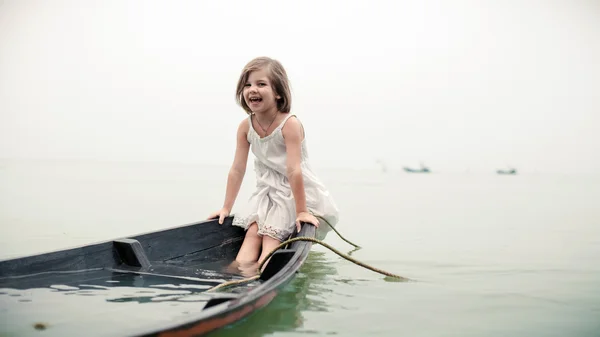 아름 다운 젊은 여자는 침 몰 배. — 스톡 사진