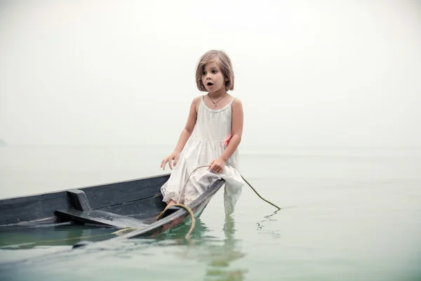 沈降のボートで美しい少女. — ストック写真