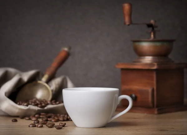 Koffiekop met koffiebonen — Stockfoto