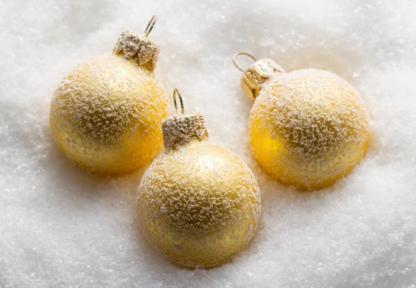 Bolas de Navidad en la nieve — Foto de Stock