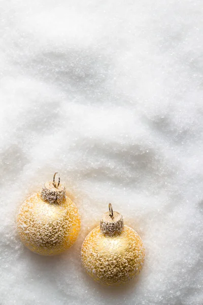 Bolas de Navidad en la nieve Fotos de stock