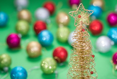 beyaz üzerine kırmızı yay