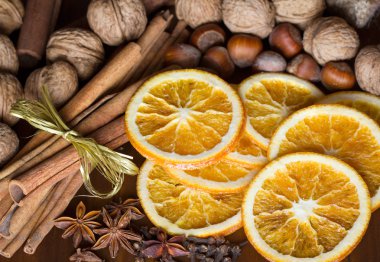 beyaz üzerine kırmızı yay