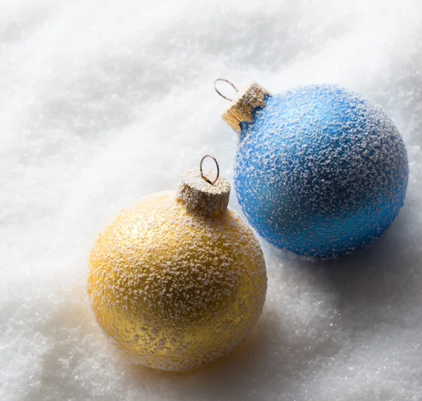 Weihnachtskugeln auf Schnee — Stockfoto