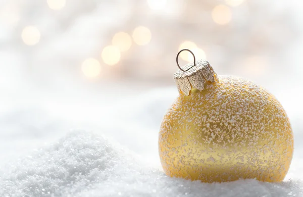 Bola de Natal na neve — Fotografia de Stock