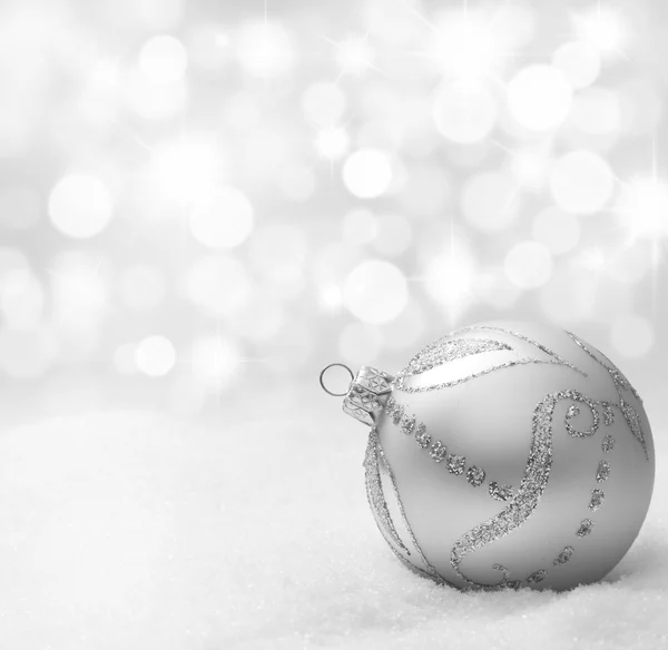 Bola de Natal na neve — Fotografia de Stock