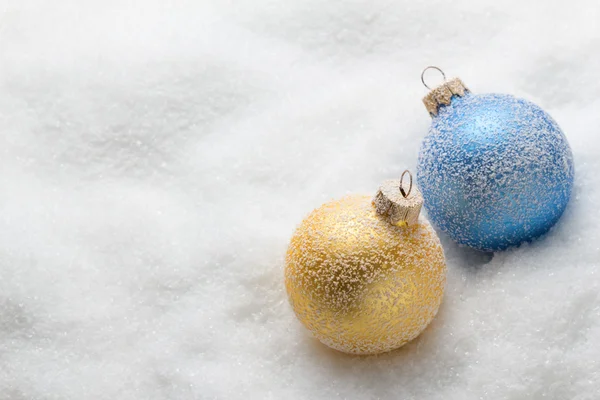 Bolas de Navidad en la nieve Fotos de stock libres de derechos