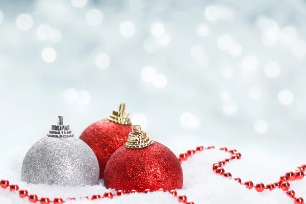 Bolas de Navidad en la nieve Imágenes de stock libres de derechos