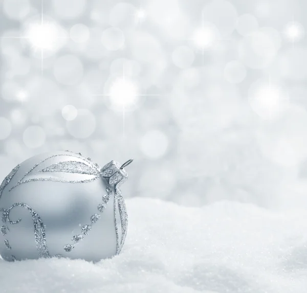 Bola de Navidad en la nieve Fotos de stock libres de derechos