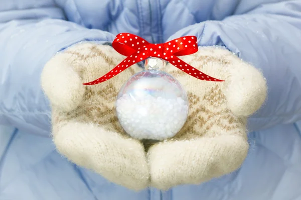 Mujer sosteniendo la bola de Navidad Imágenes de stock libres de derechos