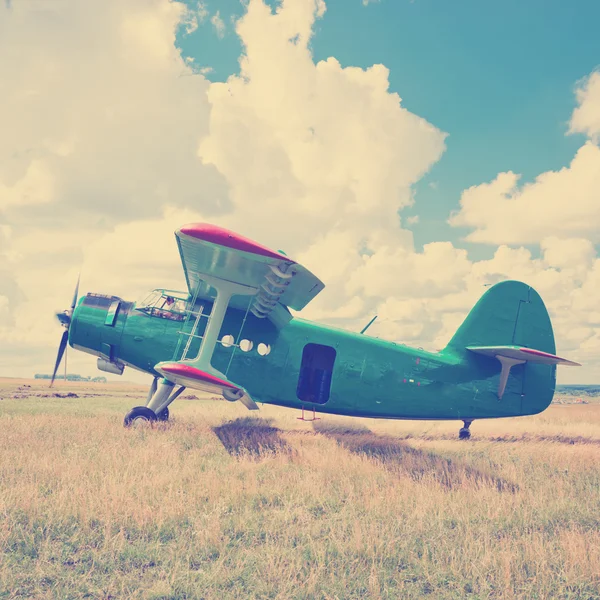 Staré letadlo na trávě — Stock fotografie