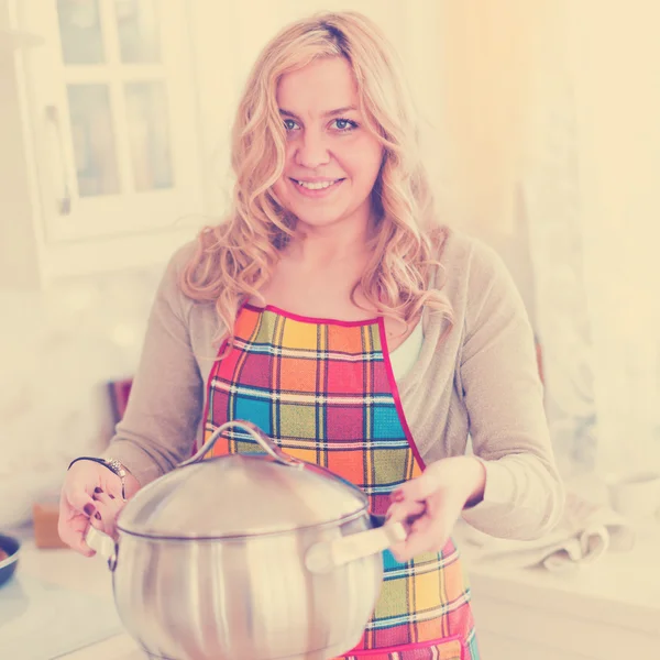 Jonge vrouw met saus pan — Stockfoto