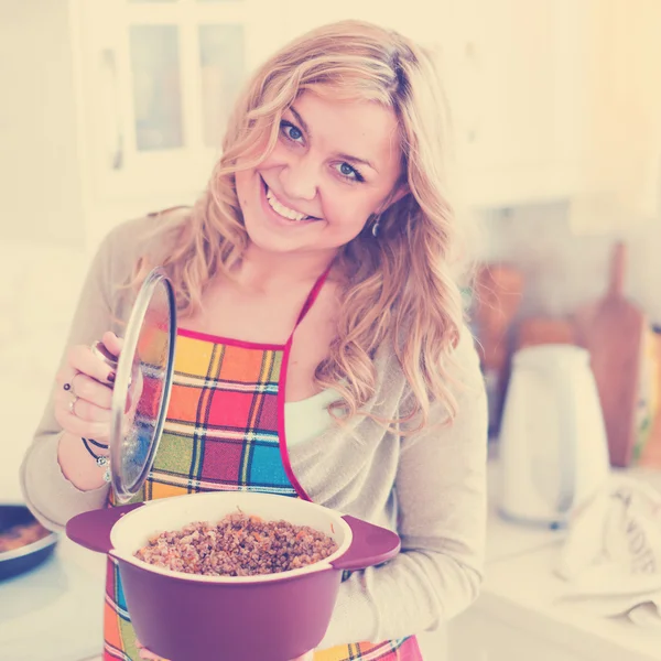 Vrouw openen een kookpan — Stockfoto