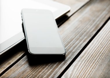 telefon ve tablet üstünde okul sırası