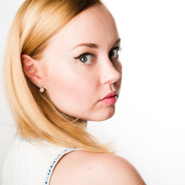 Güzel sarışın kadın.