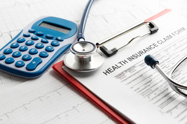 Modulo di assicurazione sanitaria con stetoscopio — Foto Stock