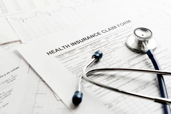 Health insurance vorm met stethoscoop — Stockfoto