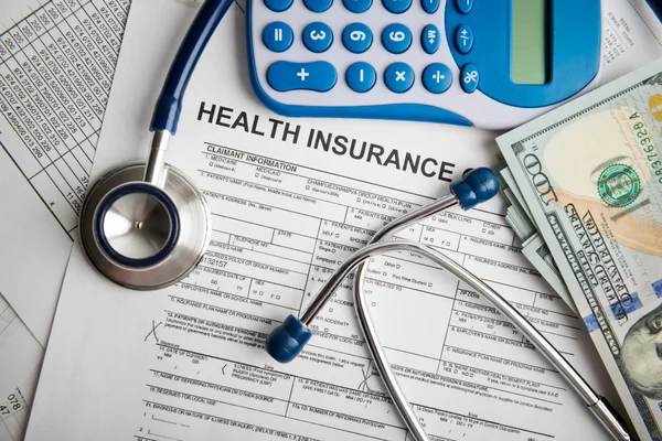Modulo di domanda di assicurazione sanitaria con banconote — Foto Stock