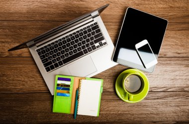 Dizüstü bilgisayarlı ofis masası
