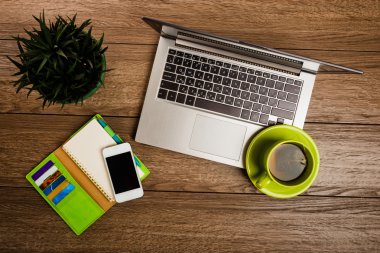 Dizüstü bilgisayarlı ofis masası