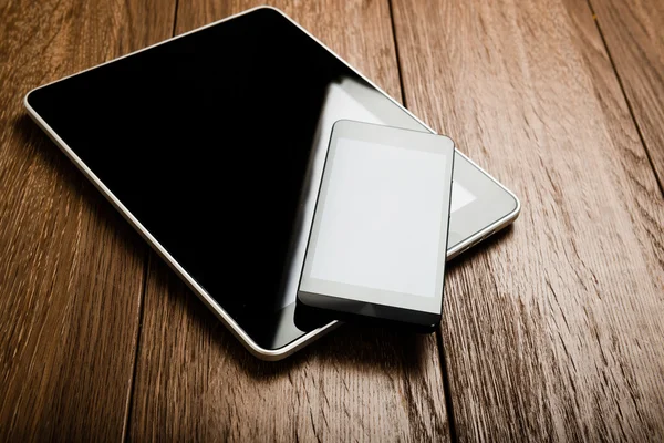 Telefone e tablet pc na mesa — Fotografia de Stock