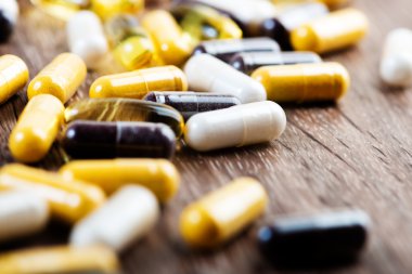 Ahşap masa çeşitli haplarla