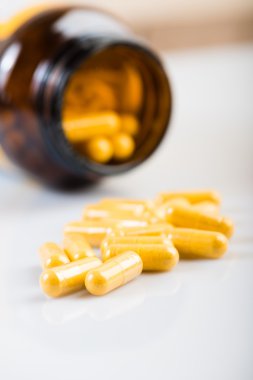 Haplar ilaç şişesinden dökülüyor.