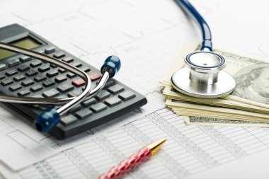Stetoskop banknot ve hesap makinesi ile