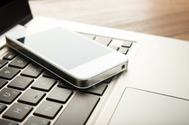 Klavye ile beyaz telefon