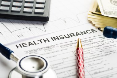 Stetoskop banknot ve hesap makinesi ile