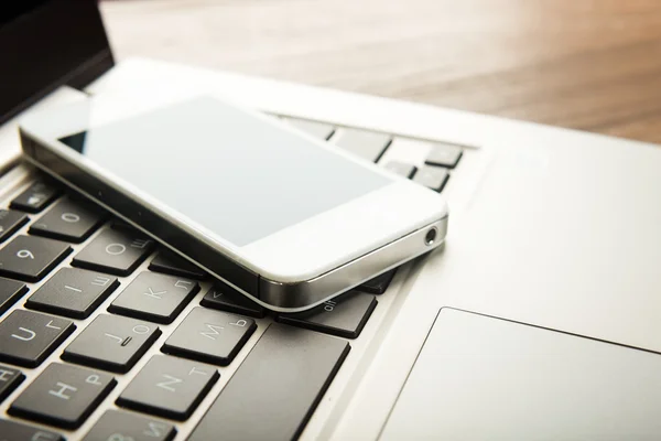 Tangentbord med vit telefon — Stockfoto