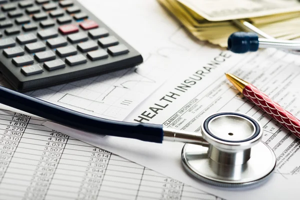 Stethoscope with  banknotes and calculator — Stock Photo, Image