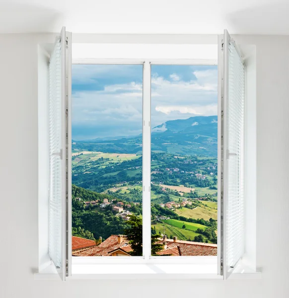 De stralen van de zon schijnt neer op heuvels — Stockfoto