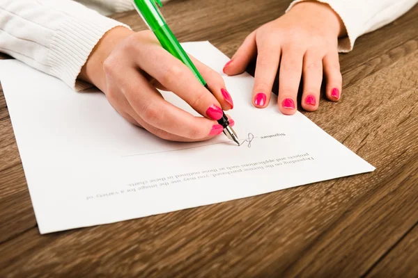 Geschäftsfrau mit Kugelschreiber unterschreibt Vertrag — Stockfoto