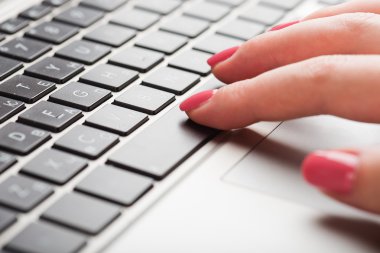 dizüstü bilgisayarda çalışan el