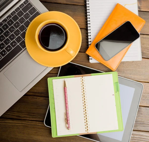 Ordenador, tableta PC, planificador, pluma, teléfono inteligente y taza — Foto de Stock