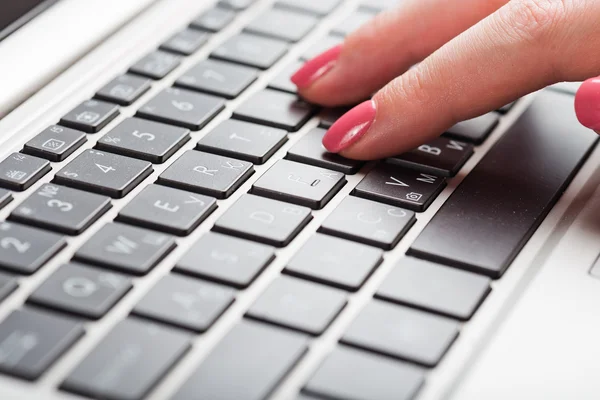 dizüstü bilgisayarda çalışan el