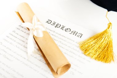 Mezuniyet şapkası ve diploması.