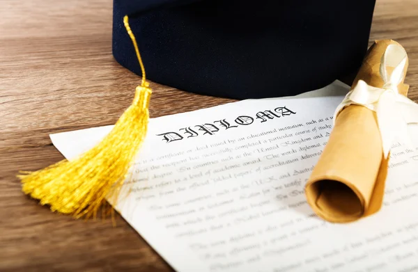 Sombrero de graduación y diploma — Foto de Stock