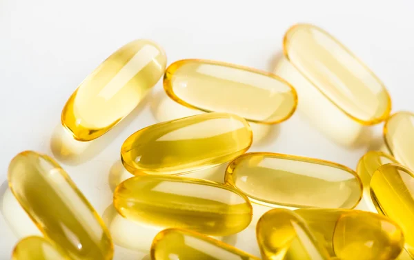 Jaune brillant vitamine e capsules d'huile de poisson — Photo