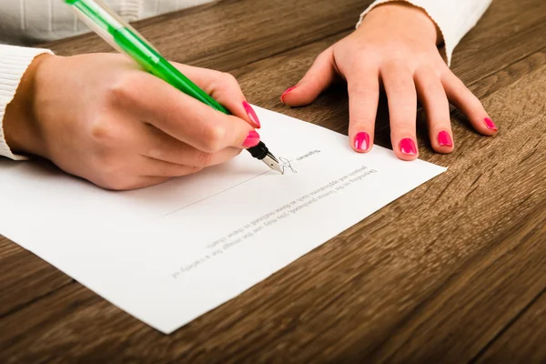 Geschäftsfrau unterschreibt einen Vertrag. — Stockfoto