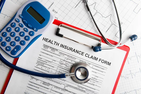 Health insurance vorm met stethoscoop — Stockfoto